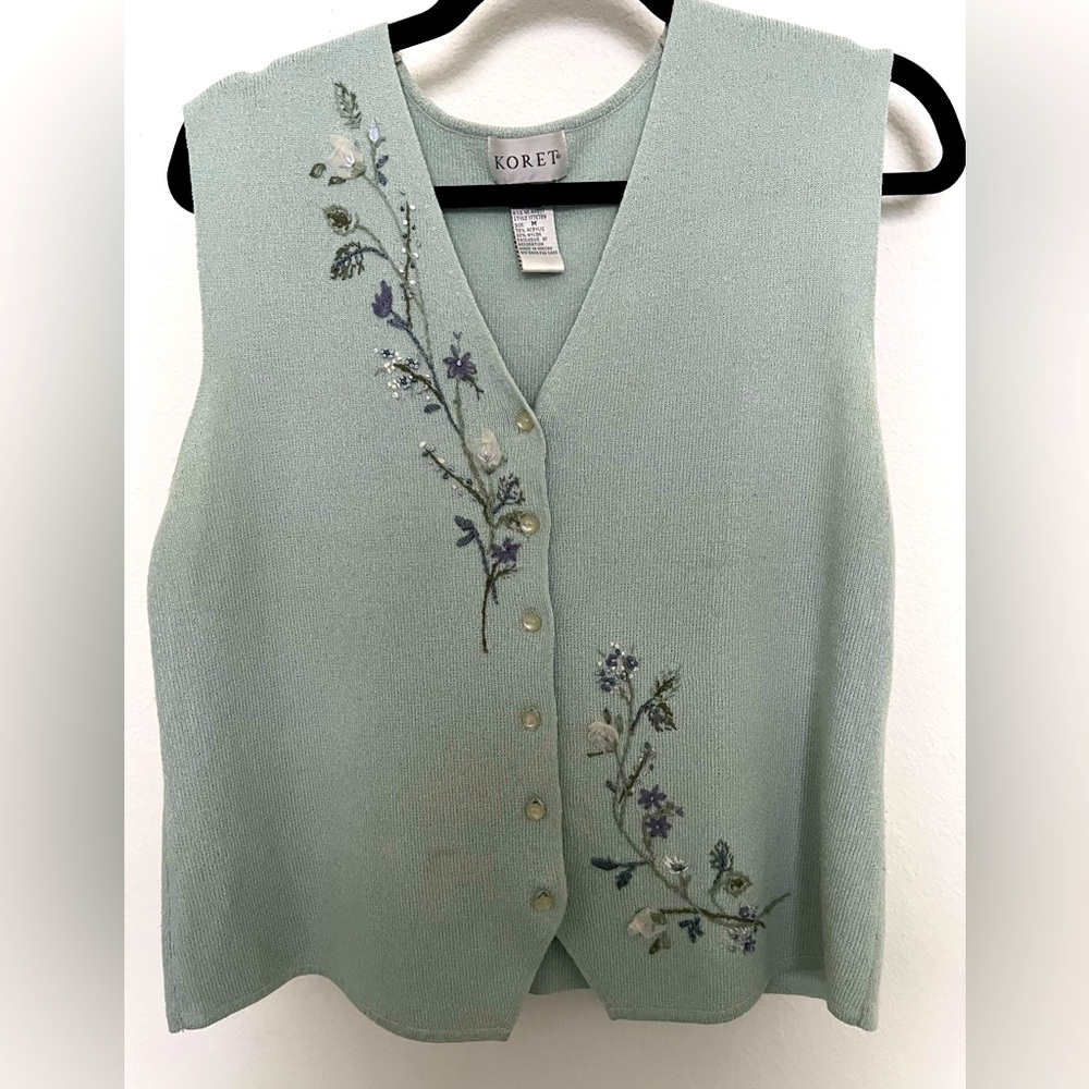 Soft green knit top, embroidered flowers of purple and white M - Picture 1 of 8